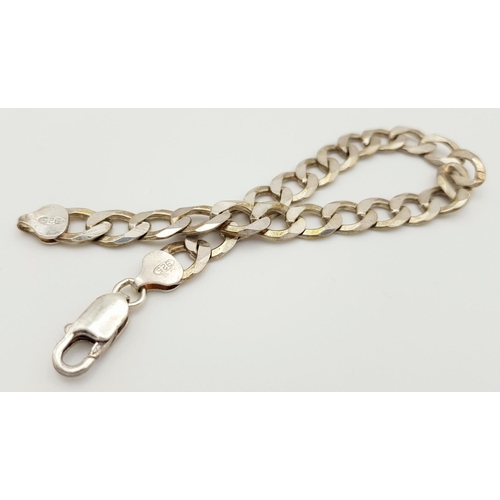 816 - An Attractive Solid Silver 925 Curb Chain Bracelet, 17.2 grams, 22cm. In excellent condition.