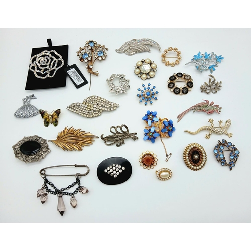 574 - An assortment of mostly large VINTAGE BROOCHES. To include jewelled, Marcasite, Gold Tone, Salamande... 