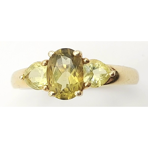 700 - Beautiful 9 carat GOLD and YELLOW AMETHYST RING. Full UK hallmark. Presented in jewellers ring box .... 