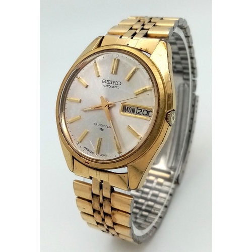 724 - A Vintage Seiko Automatic Gents Watch. Gilded bracelet and case - 36mm. Silver tone dial with day/da... 