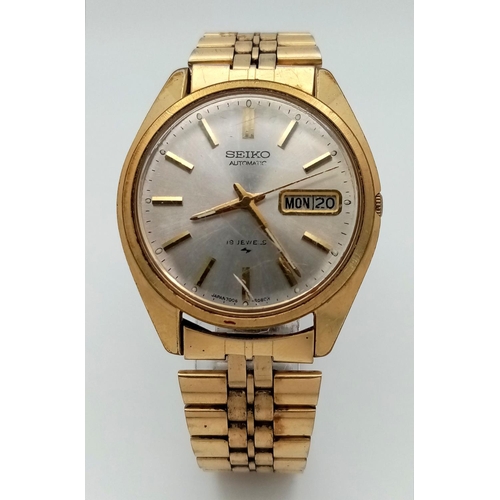 724 - A Vintage Seiko Automatic Gents Watch. Gilded bracelet and case - 36mm. Silver tone dial with day/da... 