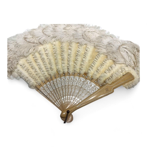 793 - Vintage fan with white feathers and a decorative plate
Cream feathers with silver-toned beaded accen... 