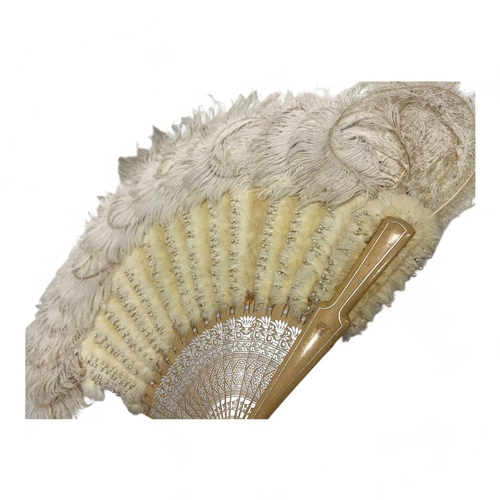 793 - Vintage fan with white feathers and a decorative plate
Cream feathers with silver-toned beaded accen... 