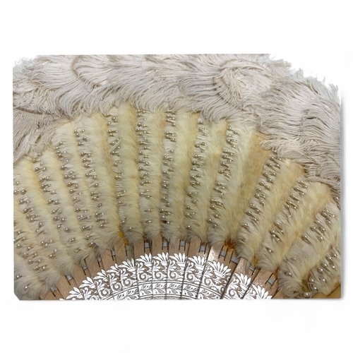 793 - Vintage fan with white feathers and a decorative plate
Cream feathers with silver-toned beaded accen... 