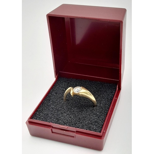 21 - Attractive 14 carat gold ring in modernist crossover style