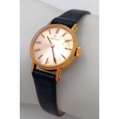 1125 - A Vintage Omega Ladies Watch. Black leather strap. Gilded case - 20mm. Slight patinaed dial. Manuel ... 