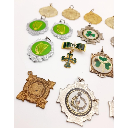 1236 - An assortment of Irish medals.