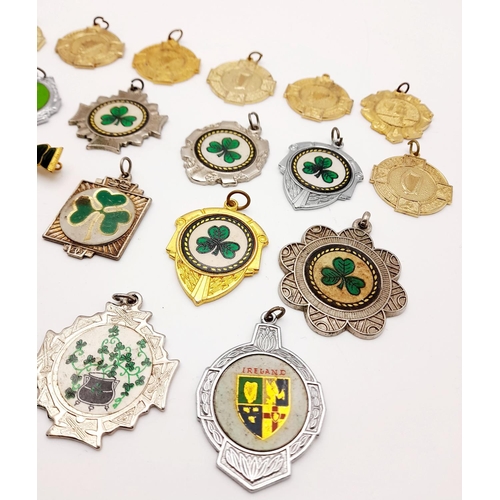 1236 - An assortment of Irish medals.