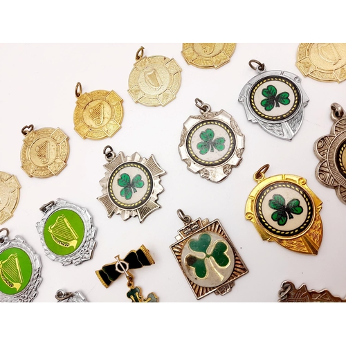 1236 - An assortment of Irish medals.