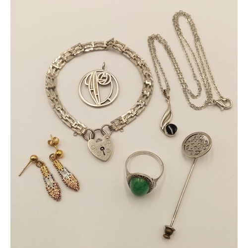 1562 - An Eclectic Lot of Silver Items - Includes a Scottish Pendant. 
26g total weight.