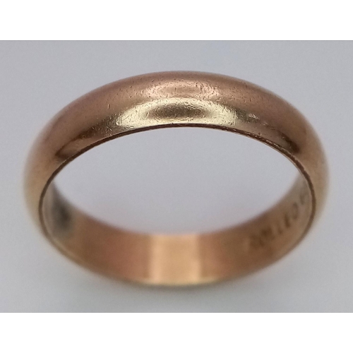 907 - A rolled gold band ring. Ring size N 1/2. Total weight: 2.8g