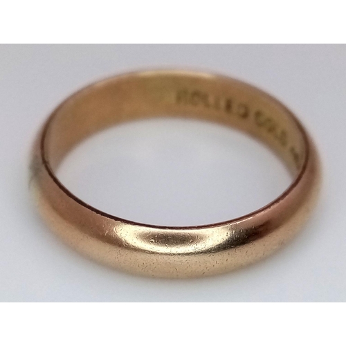 907 - A rolled gold band ring. Ring size N 1/2. Total weight: 2.8g