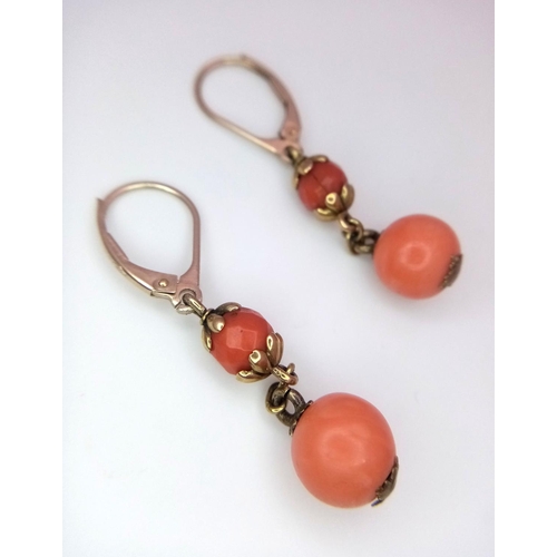 981 - A Pair of Vintage 18K Yellow Gold Graduating Coral Drop Earrings. Lever-back clasps. 2.5cm drop. 4.9... 