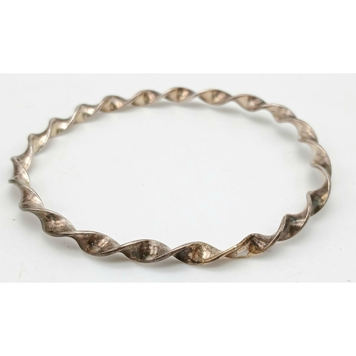 1468 - A vintage 925 silver twisted bangle. Total weight 9.5G. Diameter 6.5cm.