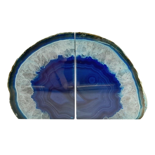 224 - A natural wonder: A blue agate pair of bookends. Dimensions: 9.8 x 7.5 x 5.8 cm and 9.7 x 8.3 x 5.0 ... 