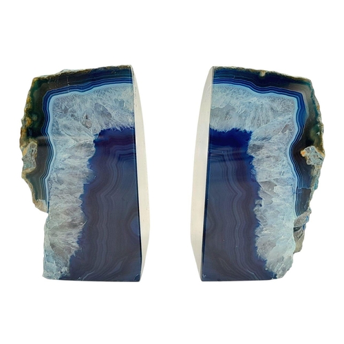 224 - A natural wonder: A blue agate pair of bookends. Dimensions: 9.8 x 7.5 x 5.8 cm and 9.7 x 8.3 x 5.0 ... 