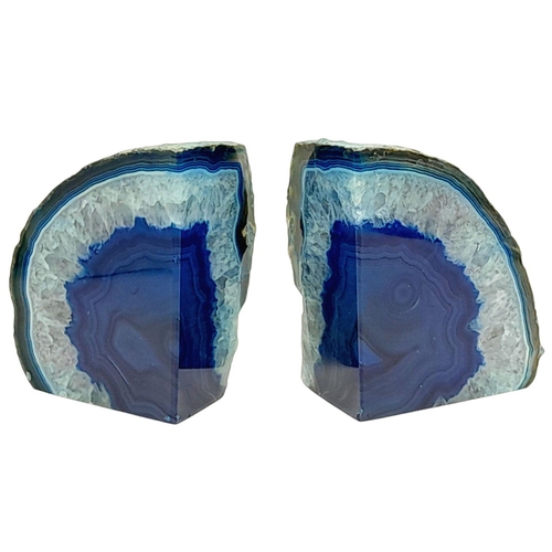 224 - A natural wonder: A blue agate pair of bookends. Dimensions: 9.8 x 7.5 x 5.8 cm and 9.7 x 8.3 x 5.0 ... 