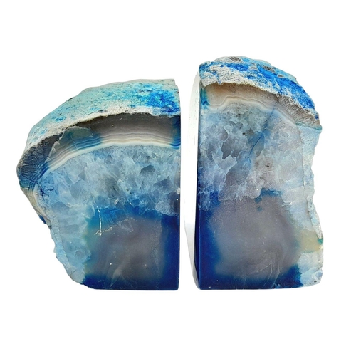 224 - A natural wonder: A blue agate pair of bookends. Dimensions: 9.8 x 7.5 x 5.8 cm and 9.7 x 8.3 x 5.0 ... 