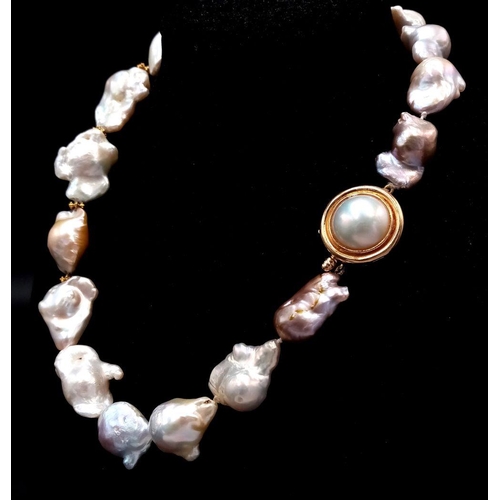 260 - A Mesmerising Vintage Baroque Pearl Necklace with a Stylish 14K Gold Clasp. Pastel shades of abstrac... 