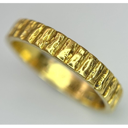 38 - An 18K Yellow Gold Ridged Band Ring. 4mm width. Size P 1/2. 4.3g weight.