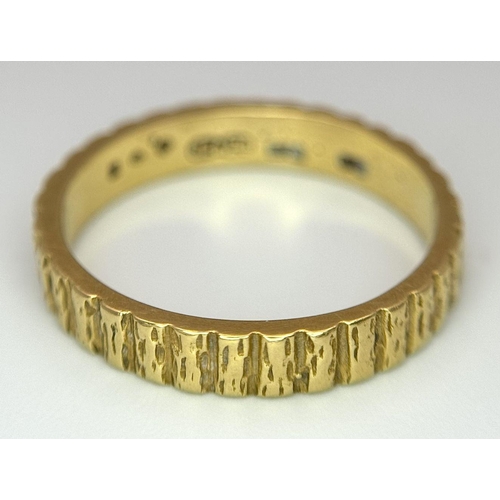 38 - An 18K Yellow Gold Ridged Band Ring. 4mm width. Size P 1/2. 4.3g weight.