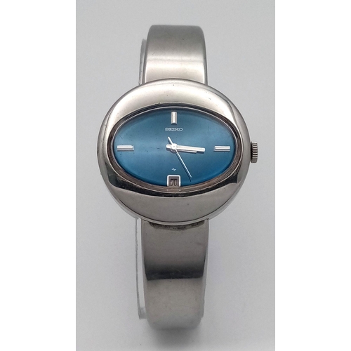 932 - A Vintage Seiko Oval Ladies Watch. Stainless steel bracelet and case - 31mm. Blue dial with date win... 