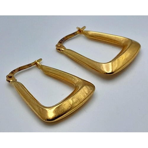 1355 - A Pair of 9K Yellow Gold Oblong Earrings. 2.5cm. 1.2g total weight.