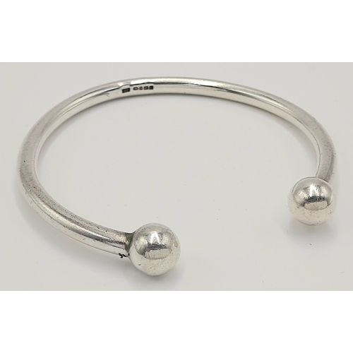 1463 - A STERLING SILVER TORQUE BANGLE. TOTAL WEIGHT APPROX. 31G. Ref: SC 4091