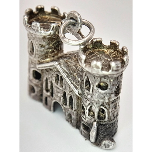 1477 - A STERLING SILVER CASTLE CHARM. TOTAL WEIGHT 5.8G. 1.7CM IN HEIGHT. 2CM IN WIDTH. Ref: SC 4102