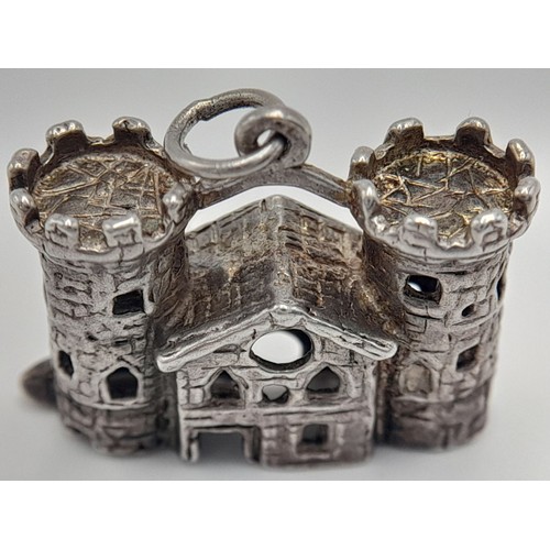 1477 - A STERLING SILVER CASTLE CHARM. TOTAL WEIGHT 5.8G. 1.7CM IN HEIGHT. 2CM IN WIDTH. Ref: SC 4102