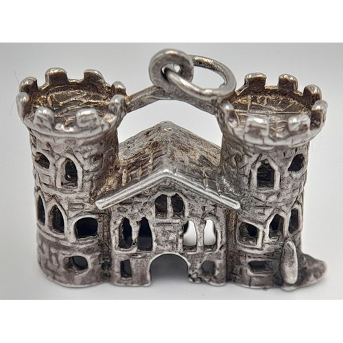 1477 - A STERLING SILVER CASTLE CHARM. TOTAL WEIGHT 5.8G. 1.7CM IN HEIGHT. 2CM IN WIDTH. Ref: SC 4102