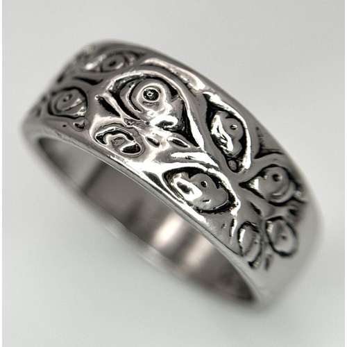 1049 - A STERLING SILVER FANCY PATTERN BAND RING. 4.7G. SIZE Q. 8805