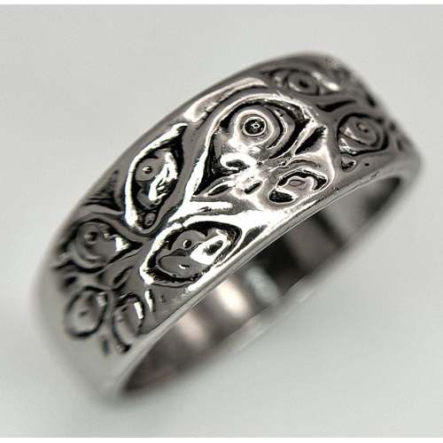 1049 - A STERLING SILVER FANCY PATTERN BAND RING. 4.7G. SIZE Q. 8805