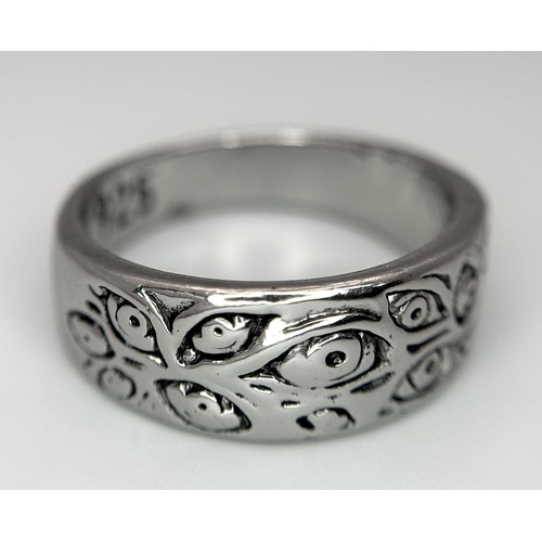 1049 - A STERLING SILVER FANCY PATTERN BAND RING. 4.7G. SIZE Q. 8805