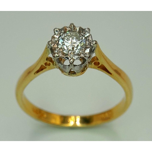 207 - AN 18K YELLOW GOLD AND DIAMOND SET SOLITAIRE RING. 2.5G. SIZE M. 8866