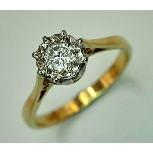 207 - AN 18K YELLOW GOLD AND DIAMOND SET SOLITAIRE RING. 2.5G. SIZE M. 8866