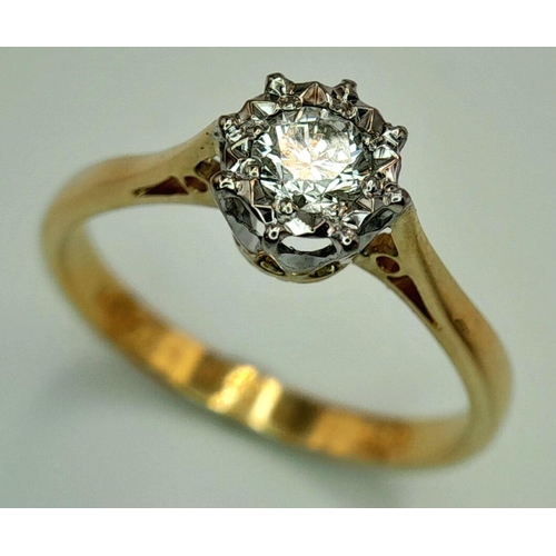 207 - AN 18K YELLOW GOLD AND DIAMOND SET SOLITAIRE RING. 2.5G. SIZE M. 8866