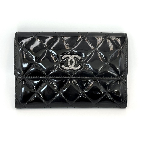 264 - A Chanel Quilted Patent Leather Black Purse/Wallet. Double CC exterior monogram. Leather and textile... 