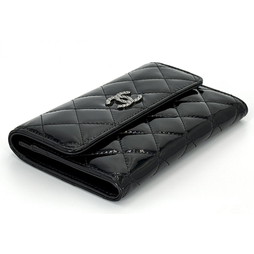 264 - A Chanel Quilted Patent Leather Black Purse/Wallet. Double CC exterior monogram. Leather and textile... 