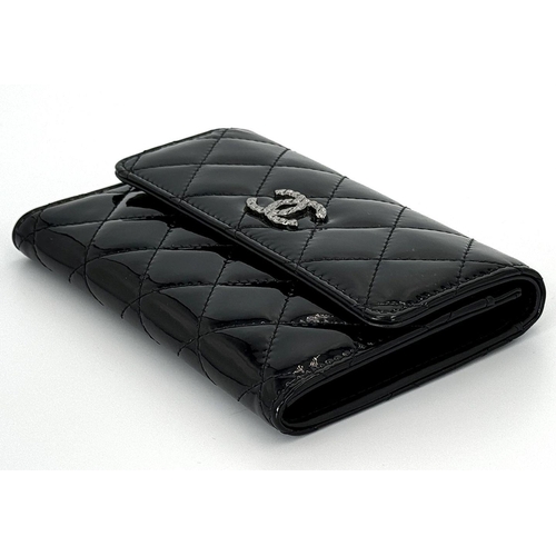 264 - A Chanel Quilted Patent Leather Black Purse/Wallet. Double CC exterior monogram. Leather and textile... 