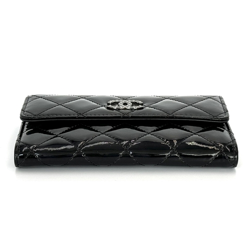 264 - A Chanel Quilted Patent Leather Black Purse/Wallet. Double CC exterior monogram. Leather and textile... 