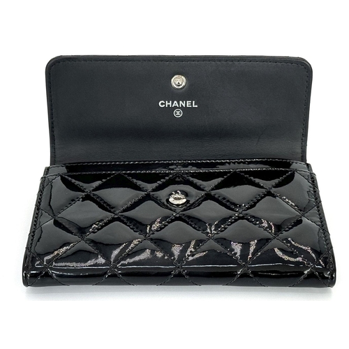 264 - A Chanel Quilted Patent Leather Black Purse/Wallet. Double CC exterior monogram. Leather and textile... 