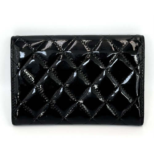 264 - A Chanel Quilted Patent Leather Black Purse/Wallet. Double CC exterior monogram. Leather and textile... 