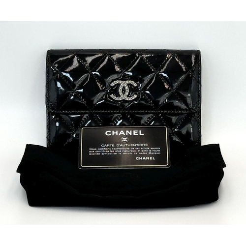 264 - A Chanel Quilted Patent Leather Black Purse/Wallet. Double CC exterior monogram. Leather and textile... 