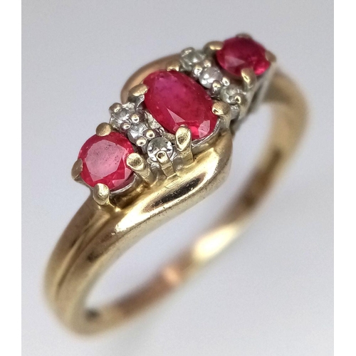 397 - A 9K YELLOW GOLD DIAMOND AND RUBY RING. 3G. SIZE S.
SC5023.