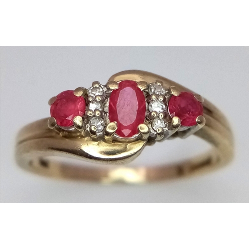 397 - A 9K YELLOW GOLD DIAMOND AND RUBY RING. 3G. SIZE S.
SC5023.