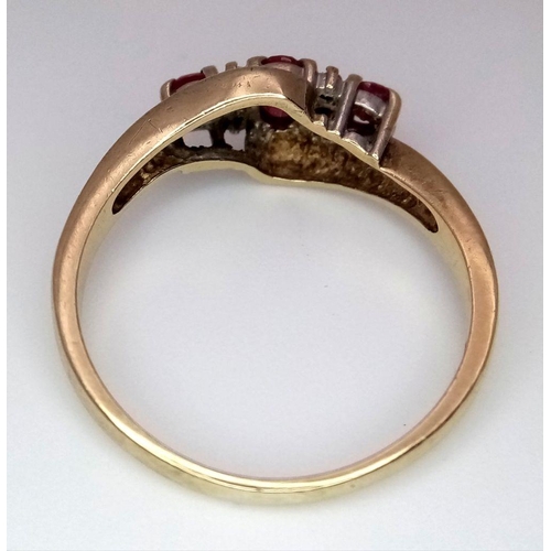 397 - A 9K YELLOW GOLD DIAMOND AND RUBY RING. 3G. SIZE S.
SC5023.