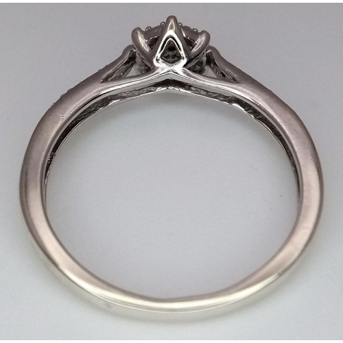 515 - A 9K WHITE GOLD DIAMOND RING. 1.8G. SIZE K. SC5002