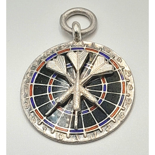 874 - IN 1! A STERLING SILVER DARTBOARD AND DARTS PENDANT. 9.3G. 2.5CM. SC5089