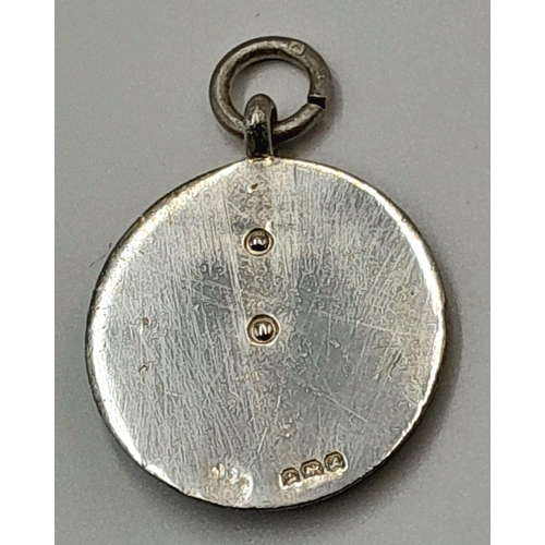 874 - IN 1! A STERLING SILVER DARTBOARD AND DARTS PENDANT. 9.3G. 2.5CM. SC5089